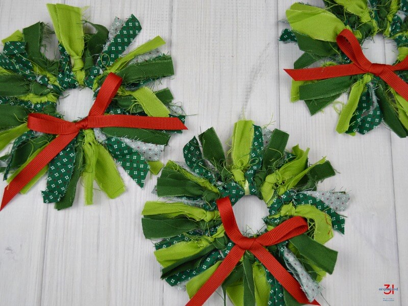 DIY mini Christmas wreaths 